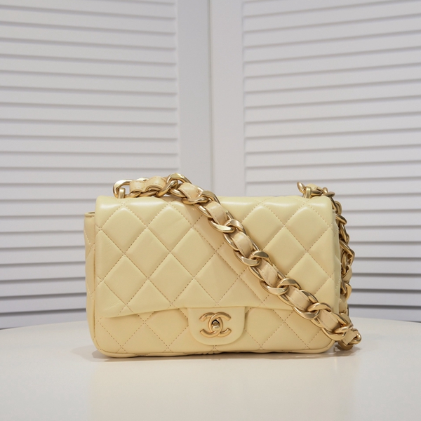 シャネルバッグ正面デザイン